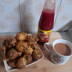 A picture of Methi pakoda with tea.