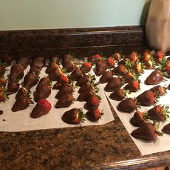 A picture of American style chocolate covered strawberries.