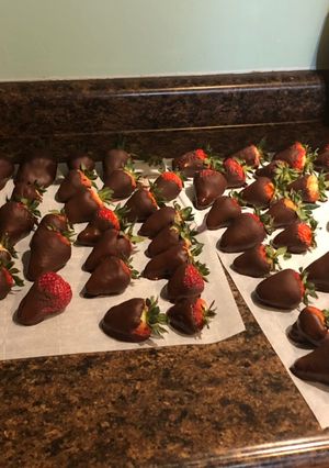 A picture of American style chocolate covered strawberries.