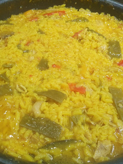 Una foto de Paella con verduras y pollo