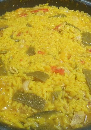 Una foto de Paella con verduras y pollo
