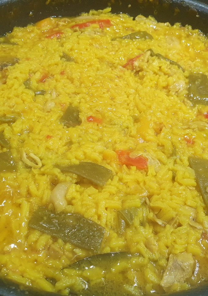 Una foto de Paella con verduras y pollo