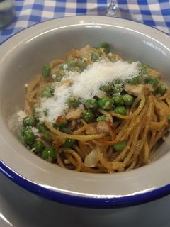 Una foto de Pasta integral con atún y guisantes en un momento