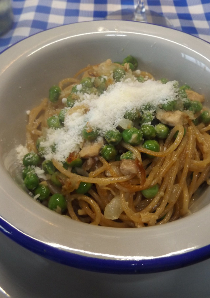 Una foto de Pasta integral con atún y guisantes en un momento