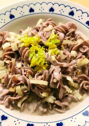 Una foto de Pasta seca de legumbre con salsa de queso azul, ghee casero, apio y nuez 🍝