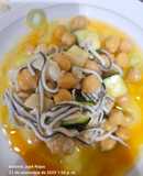 Anguriñas en pil pil de bacalao y garbanzos con calabacín