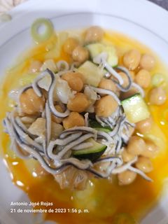 Una foto de Anguriñas en pil pil de bacalao y garbanzos con calabacín