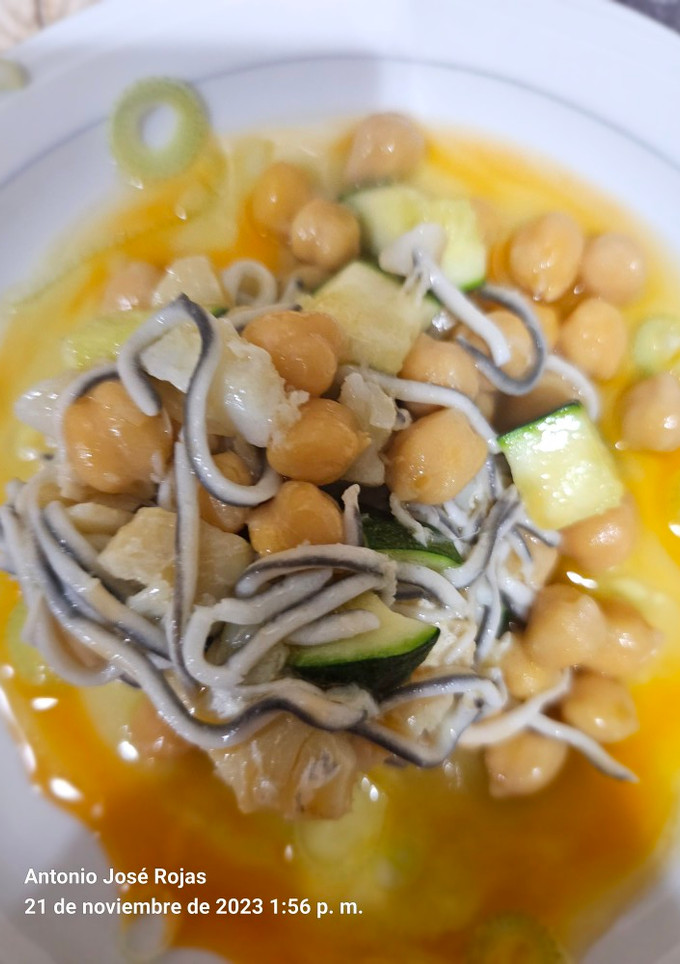 Una foto de Anguriñas en pil pil de bacalao y garbanzos con calabacín