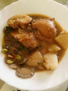 Una foto de Pollo con pistachos, champiñones, patata y canela