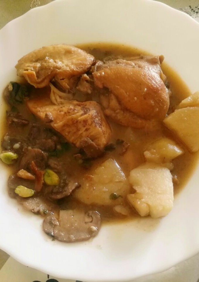 Una foto de Pollo con pistachos, champiñones, patata y canela