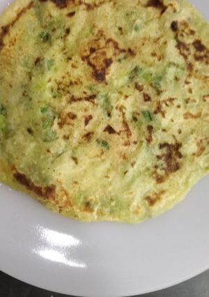 A picture of Aloo mutter paratha.