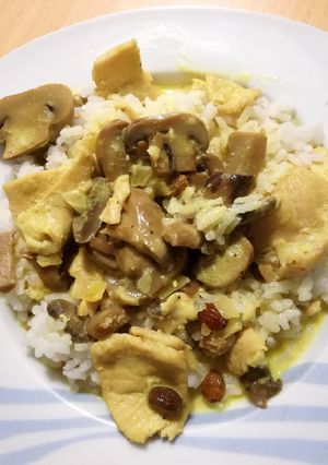 Una foto de Delicias de Pollo al Curry con champiñón y pasas
