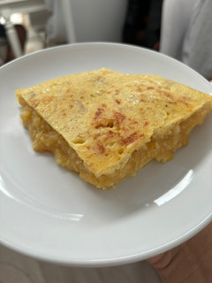 Una foto de Tortilla de patatas con cebolla caramelizada