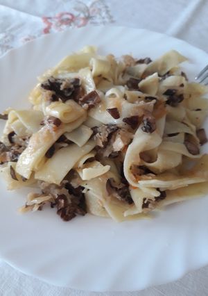 Zdjęcie przepisu Makaron z kiszoną kapustą i pieczarkami.