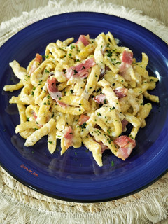 Una foto de Spätzli con bacon y cremoso de pecorino