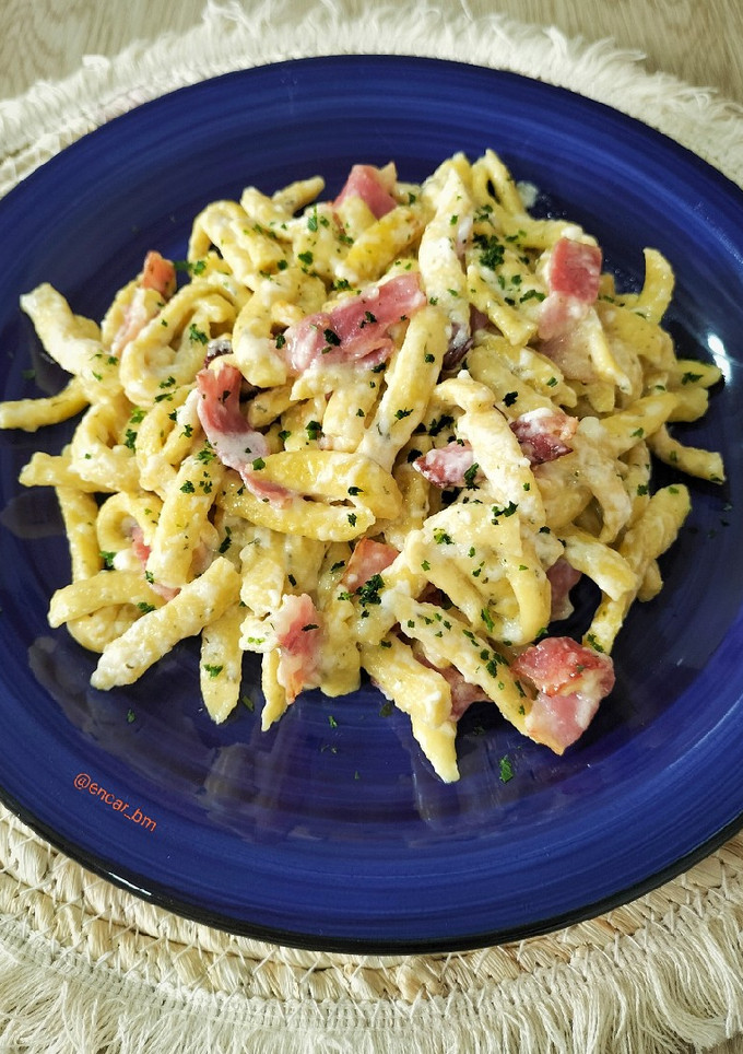 Una foto de Spätzli con bacon y cremoso de pecorino
