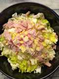 Ensalada de repollo, lechuga, jamón cocido y queso