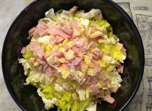 Una foto de Ensalada de repollo, lechuga, jamón cocido y queso