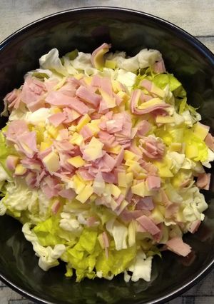 Una foto de Ensalada de repollo, lechuga, jamón cocido y queso