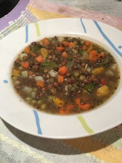 Una foto de Guiso de lentejas con verduritas súper express 🤗
