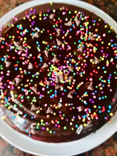 Una foto de Bizcochuelo de chocolate con cobertura y granas de colores