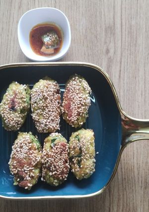 A picture of Leftover food rolls.