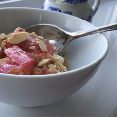 A picture of Rhubarb and almond bircher muesli.