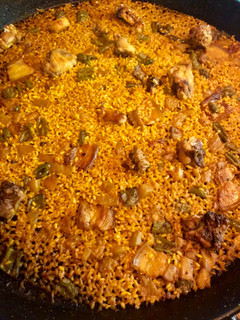 Una foto de Arroz con verdura de la huerta 🧑🏼🌾pollo 🐓 y panceta 🐷