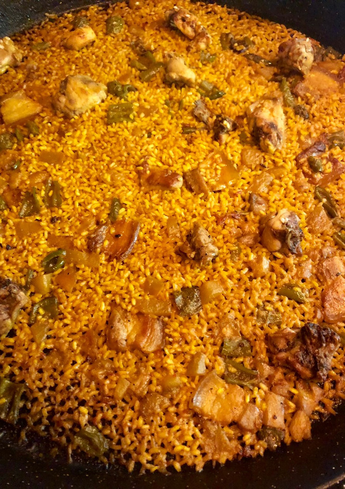 Una foto de Arroz con verdura de la huerta 🧑🏼‍🌾pollo 🐓 y panceta 🐷