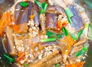 Hình của món Thịt băm om cà tím (Món này đưa cơm cho cả con nít lắm ah).