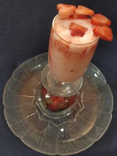 स्ट्रौबरी लस्सी (Strawberry Lassi recipe in hindi) रेसिपी मुख्य फोटो