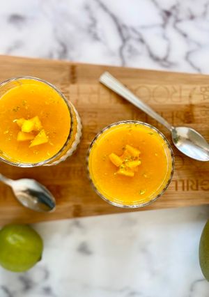 Une photo de Panna cotta mangue citron vert