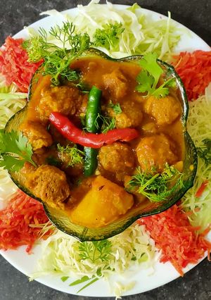 लज़ीज़ आलू सोयाबीन की सब्जी(Lazij aloo soya beem recipe in hindI) रेसिपी मुख्य फोटो