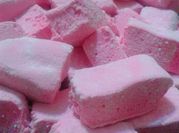 Una foto de malvaviscos con gelatina y azúcar