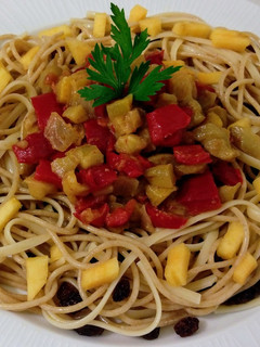 Una foto de Asadillo de verduras con caqui y mix de pasta con pasas
