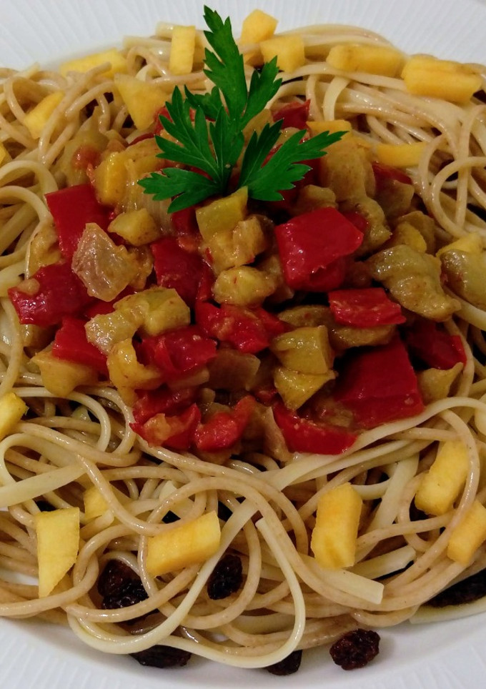 Una foto de Asadillo de verduras con caqui y mix de pasta con pasas