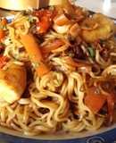 Noodles al Wok con pollo y verduritas con salsa teriyaki