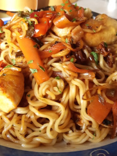 Una foto de Noodles al Wok con pollo y verduritas con salsa teriyaki