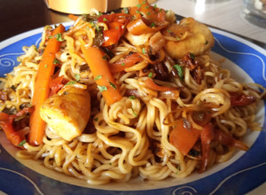 Foto principal de Noodles al Wok con pollo y verduritas con salsa teriyaki