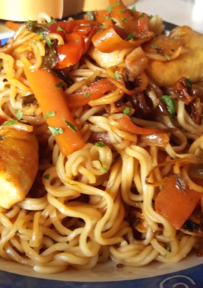 Una foto de Noodles al Wok con pollo y verduritas con salsa teriyaki