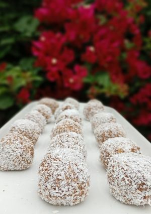 Una foto de TRUFAS de banana,coco y cacao