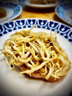 Una foto de Tosta de angulas al ajillo