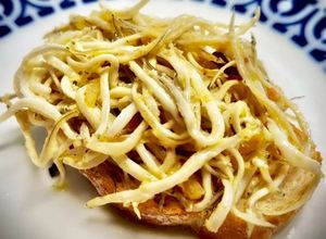 Una foto de Tosta de angulas al ajillo