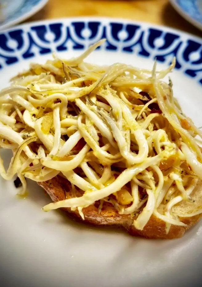 Una foto de Tosta de angulas al ajillo
