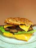 Cheeseburger cu ceapă caramelizată