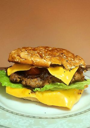 O poză a rețetei Cheeseburger cu ceapă caramelizată.