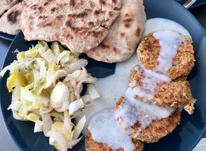 Une photo de Galettes de lentilles (vegan et sans gluten) - petits pains plats - sauce végétale miel/citron