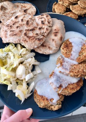 Une photo de Galettes de lentilles (vegan et sans gluten) - petits pains plats - sauce végétale miel/citron