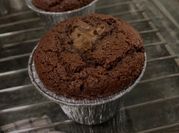 Una foto de cupcake de chocolate y cocoa