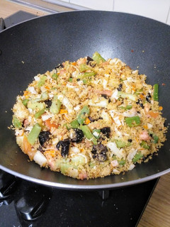 Una foto de Wok de surimi y ajetes tiernos con cous-cous